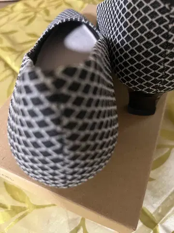 블랙과 화이트 망사 무늬 스틸레토 펌프스