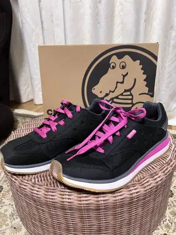 crocs 블랙/핑크 스니커즈