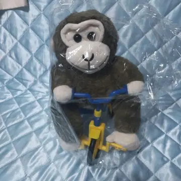 고릴라 기믹 봉제 인형 자전거 타는 사람