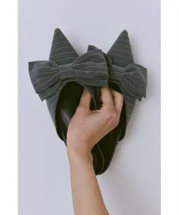 un/neu 포인티드 스트라이프 리본 뮬