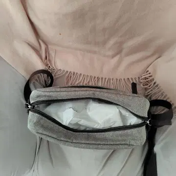 그레이 숄더백 K로고