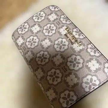 [새상품급 2023] 케이트 스페이드 지갑 2단 스페이드 플라워 모노그램