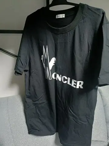MONCLER 로고 블랙 T셔츠