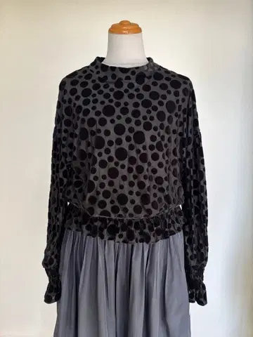 Reveur blanche 블랙 도트 긴팔 상의