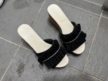프릴 장식 블랙 웨지 샌들