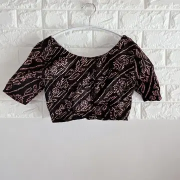 반팔 탑 자켓 M 블랙 베이스에 핑크 무늬 크롭 기장