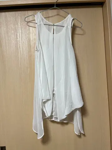 화이트 슬리브리스 상의 MURUA