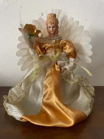 엘레강트한 골드와 화이트의 인형