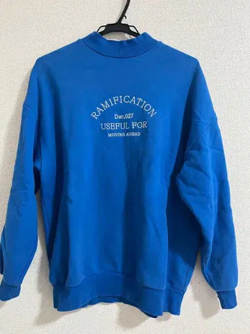 파란 백 프린트 트레이닝복