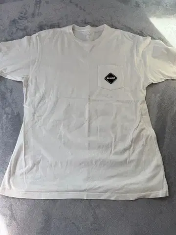 화이트 T셔츠 반다나 패턴