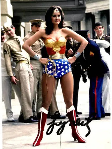 린 다카터 친필 사인 엽서 사이즈 사진 - 원더 우먼 -