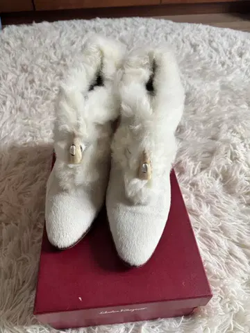 화이트 퍼 스틸레토 부츠