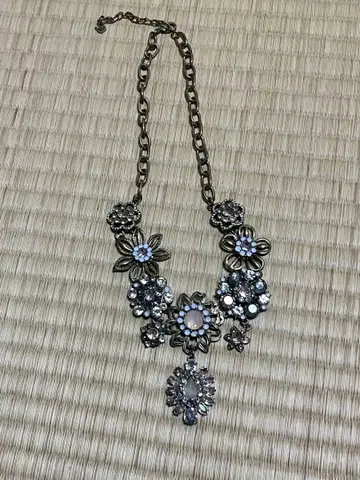 빈티지풍 꽃 모티브 목걸이