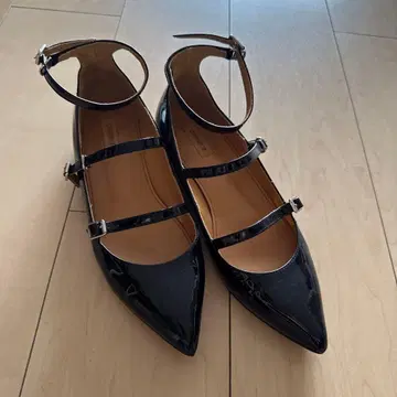 CHEMBUR 첸버 블랙 에나멜 플랫슈즈