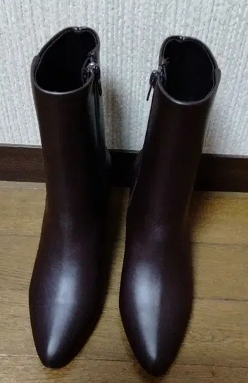 진한 다크 브라운 부츠