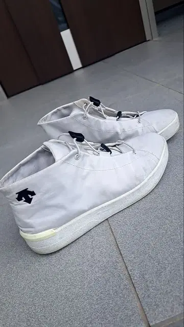 데상트 화이트 하이컷 스니커즈