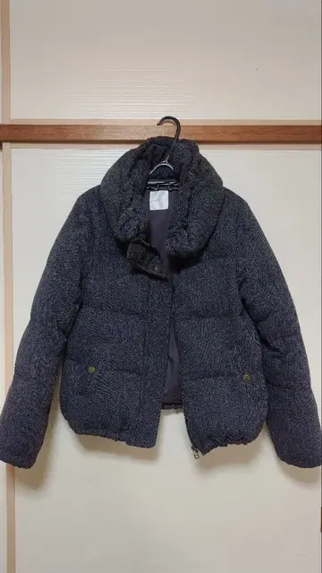 다크 그레이 후드 부착 다운 자켓