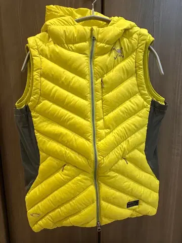 새상품급 OAKLEY 스컬 컬렉션 다운 베스트 여성용 사이즈 M