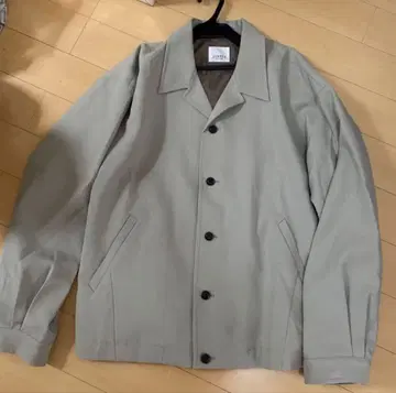 그레이 버튼 달린 자켓