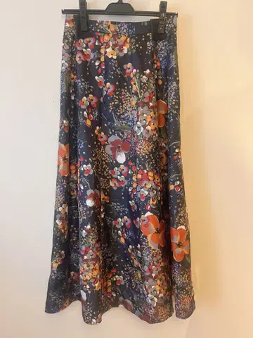 꽃무늬 A라인 새틴 스커트