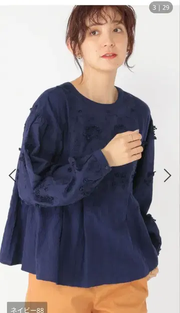 3D 자수 네이비 긴팔 블라우스
