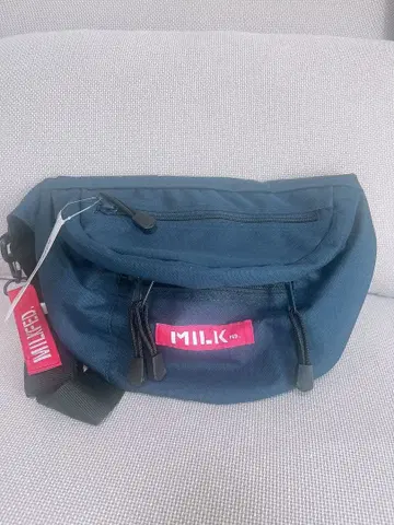 MILKED. 네이비 바디백