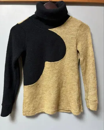 터틀넥 디자인 니트 추상 패턴 긴팔