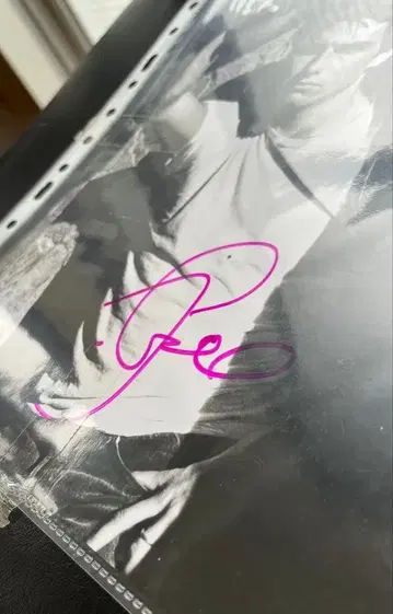 톰 크루즈 사인 포함 흑백 포트레이트