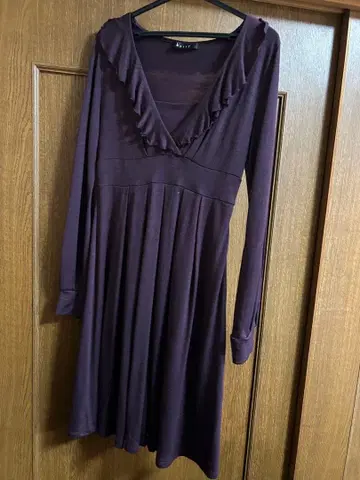 ketty 프릴 달린 V넥 긴팔 원피스