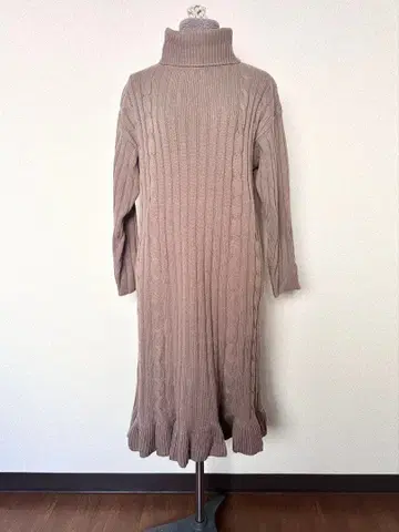 베이지 케이블 니트 터틀넥 원피스