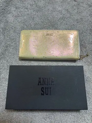 ANNA SUI 엠보싱 장지갑 아이보리