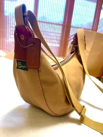 Brady 하프문 숄더백