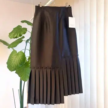 [ 택 포함 새상품 ] PUBLIC TOKYO 비대칭 헴 플리츠 스커트