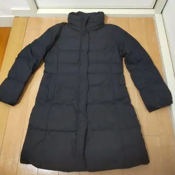 블랙 후드 부착 롱 다운 자켓