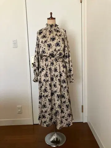 미착용 꽃무늬 롱 원피스 베이지