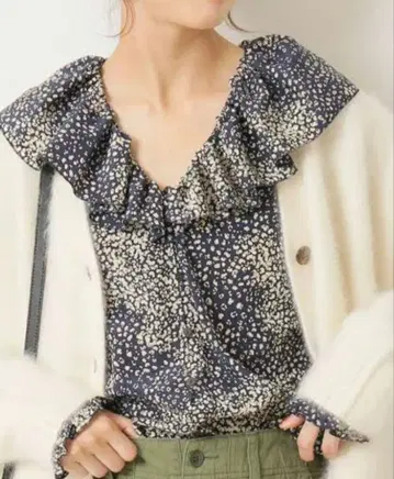 스픽 앤 스팬 프릴 블라우스 베이크루즈