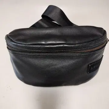 AVIREX 블랙 가죽 바디백