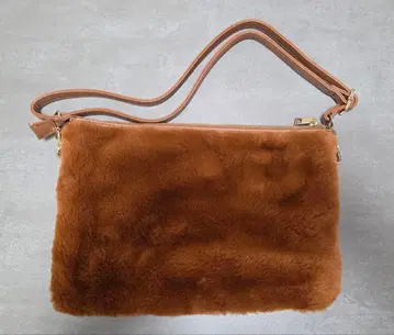 NATURAL BEAUTY BASIC 브라운 퍼 숄더백