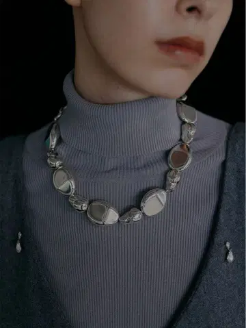 Ameri UND DEFORMED STONE NECKLACE