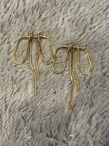 라니 튤 골드 리본형 귀걸이