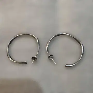실버 트위스트 디자인 후프 귀걸이