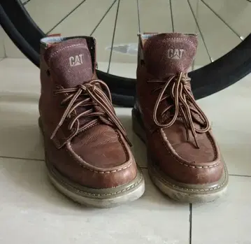 CAT 브라운 워크 부츠