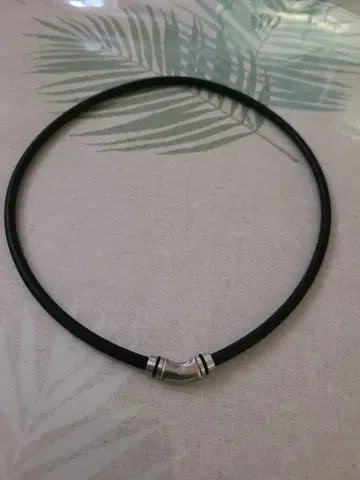 블랙 러버 목걸이