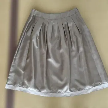 INFINE 베이지 새틴 플레어 스커트 무릎 기장