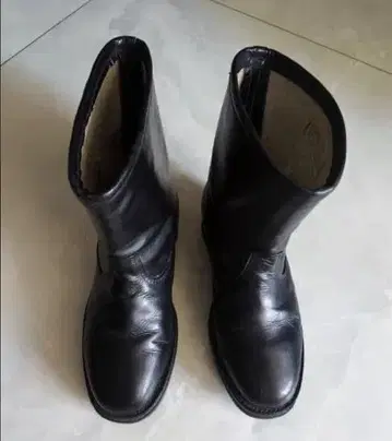 블랙 가죽 엔지니어 부츠