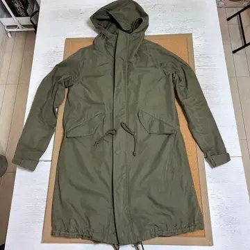 올리브색 후드 부착 모즈 코트