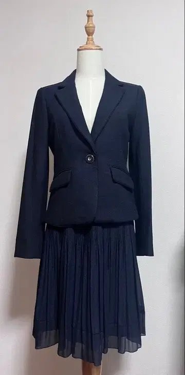 네이비 자켓과 스커트 세트