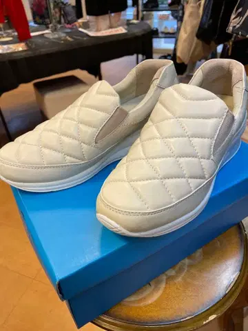 화이트 퀼팅 슬립온 24.0cm 천연 가죽
