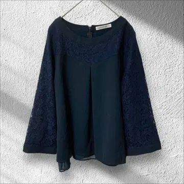 [ 알파벳 ] 레이스 티셔츠 플레어 백 지퍼 네이비