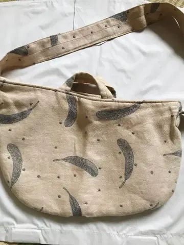 Minaperhonen 깃털 무늬 캔버스 숄더백